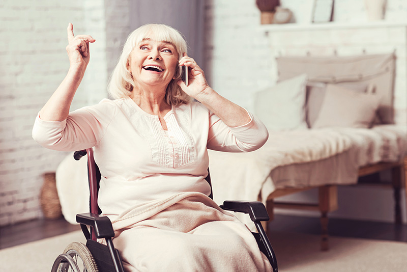 personne âgée au téléphone