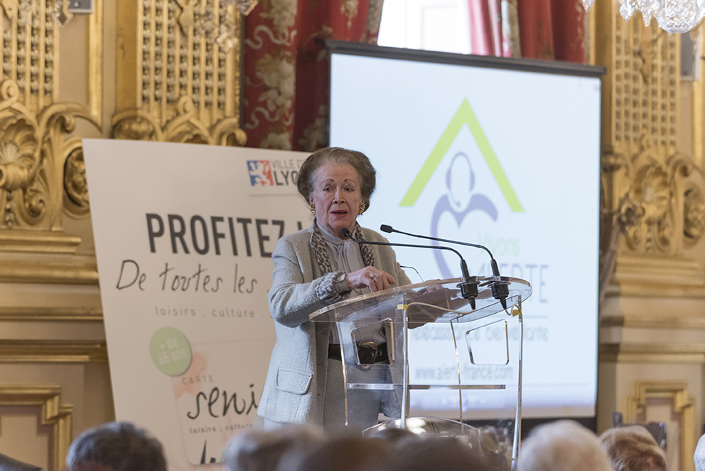 Simone André dans les salons de l'Hôtel de Ville de Lyon